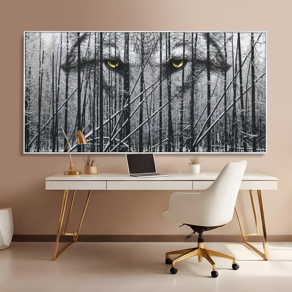 Tablou canvas cu tablou canvas cu ochi de lup si padure iarna, in rama de aluminiu argintiu, pe perete intr-un birou